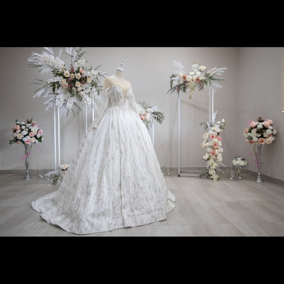 selling wedding dress on poshmark